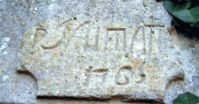 Gravure sur le linteau nord